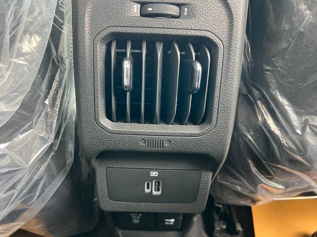 ジープ・コマンダー 登録済未使用車/サンルーフ/ACC/革シート/シートヒーター/パワーリアゲート/ブラインドスポットモニター/純正ナビ/Bluetooth/AppleCarPlay/AndroidAuto/ETC2.0(28枚目)