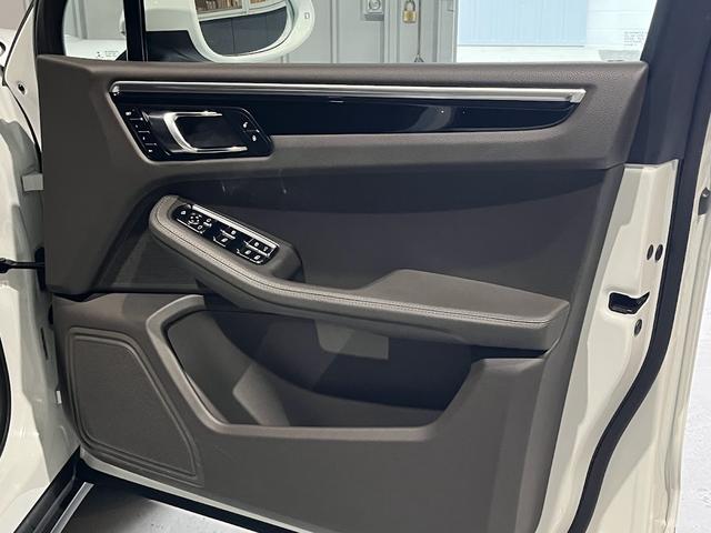 マカン マカンS スポーツエキゾースト/LEDヘッドライト/前後シートヒーター/コンフォートメモリーP(14way)/AppleCarPlay/アゲートグレー革シート/クレスト付18ホイール/2018モデル(33枚目)