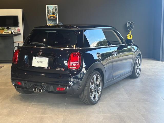 MINI クーパーS 60イヤーズエディション 2年保証 特別仕様車 茶レザー 純ナビ Bカメラ(3枚目)