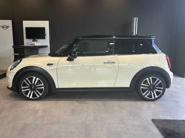 ＭＩＮＩ クーパー　中期型　純正１７インチアルミ　Ｂカメラ　ＥＴＣ　衝突被害軽減ブレーキ　純正ナビ　スマートキー（3枚目）