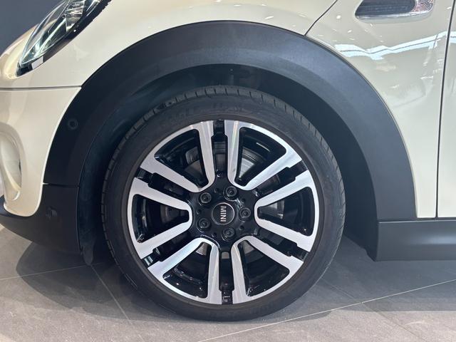 ＭＩＮＩ クーパー　中期型　純正１７インチアルミ　Ｂカメラ　ＥＴＣ　衝突被害軽減ブレーキ　純正ナビ　スマートキー（6枚目）