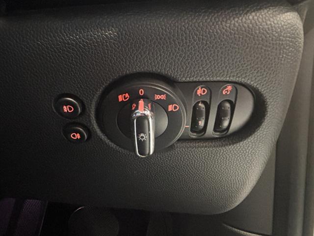 ＭＩＮＩ クーパー　中期型　純正１７インチアルミ　Ｂカメラ　ＥＴＣ　衝突被害軽減ブレーキ　純正ナビ　スマートキー（12枚目）