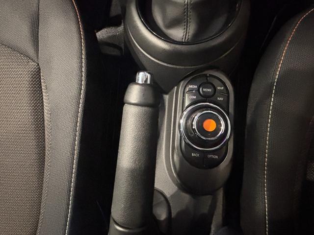 ＭＩＮＩ クーパー　中期型　純正１７インチアルミ　Ｂカメラ　ＥＴＣ　衝突被害軽減ブレーキ　純正ナビ　スマートキー（26枚目）