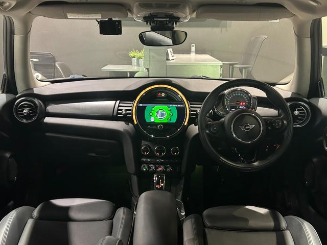 MINI クーパー 2年保証 ワンオーナー 黒レザレットシート シートヒーター 純正ナビ Bカメラ(4枚目)