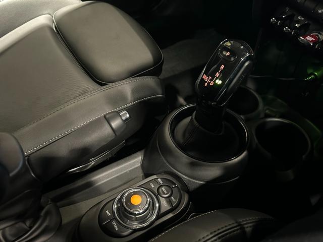 MINI クーパー 2年保証 ワンオーナー 黒レザレットシート シートヒーター 純正ナビ Bカメラ(15枚目)