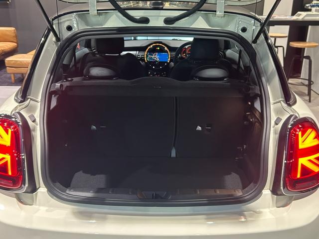 MINI クーパー 2年保証 ワンオーナー 黒レザレットシート シートヒーター 純正ナビ Bカメラ(22枚目)