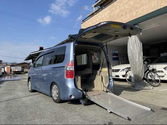 トヨタ ノア 車いす仕様車　タイプＩ車いす２名仕様　５人　スローパー　車いす２名＋３名　５人乗り　車いす乗降用電動ウインチ　左パワースライドドア　メモリーナビ＆ワンセグＴＶ　バックカメラ　ＥＴＣ　Ｗエアコン　キーレス　ＡＢＳ　ＳＲＳ　禁煙車