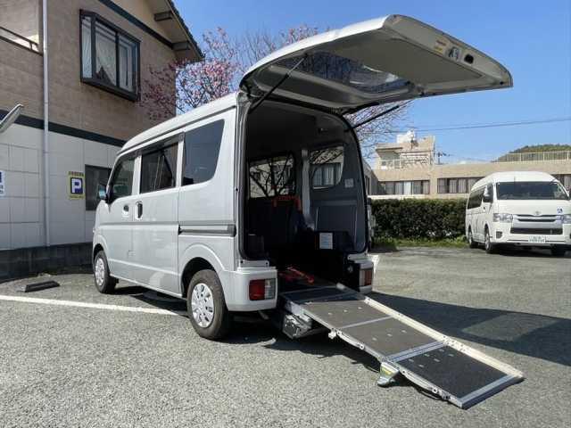 車いす移動車　助手席側リヤシート付　スローパー　リヤシートレス仕様(1枚目)