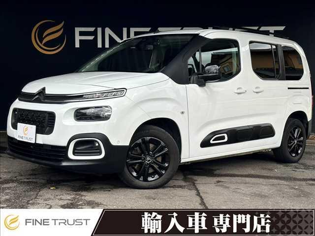 ファイントラスト春日井店　ＴＥＬ：０５６８ー８６ー２ レーダークルーズコントロール　ガラスルーフ　バックカメラ　スマートキー