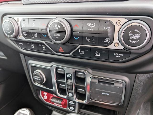 ジープ・ラングラーアンリミテッド ルビコン　後期モデル　登録済未使用車　ＬＥＤ　黒レザー　カープレイ　ＡＣＣ　バックカメラ・衝突軽減ブレーキ　シートヒーター　マッドテレーンタイヤ　ＥＴＣ２．０　アルパインオーディオ　純正１７インチアルミホイール（18枚目）