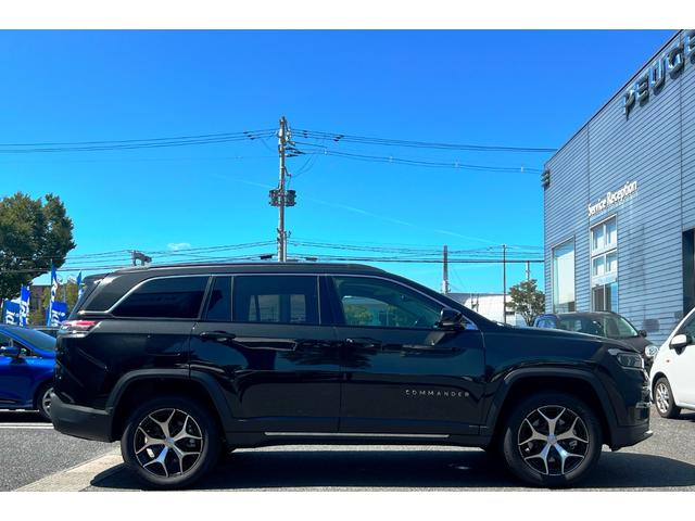 ジープ・コマンダー リミテッド　登録済未使用車　ＬＥＤ　レザー　衝突軽減Ｂ　純正ナビ　アラウンドビューモニター　アップルカープレイ　アンドロイドオート　ＡＣＣ　電動リアゲート　オートホールド　バックソナー　ＥＴＣ　純正１８インチＡＷ（7枚目）