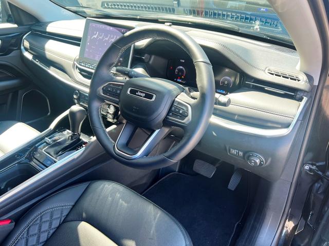 ジープ・コマンダー リミテッド　登録済未使用車　ＬＥＤ　レザー　衝突軽減Ｂ　純正ナビ　アラウンドビューモニター　アップルカープレイ　アンドロイドオート　ＡＣＣ　電動リアゲート　オートホールド　バックソナー　ＥＴＣ　純正１８インチＡＷ（12枚目）