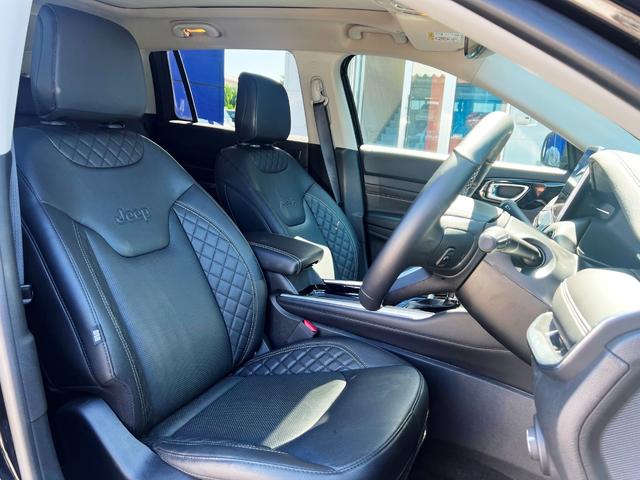 ジープ・コマンダー リミテッド　登録済未使用車　ＬＥＤ　レザー　衝突軽減Ｂ　純正ナビ　アラウンドビューモニター　アップルカープレイ　アンドロイドオート　ＡＣＣ　電動リアゲート　オートホールド　バックソナー　ＥＴＣ　純正１８インチＡＷ（13枚目）