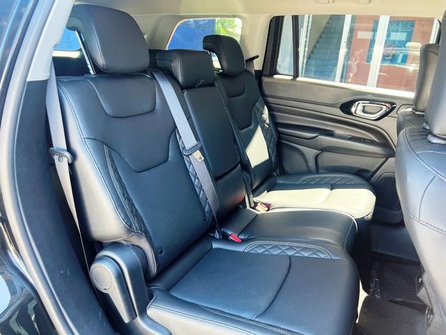 ジープ・コマンダー リミテッド　登録済未使用車　ＬＥＤ　レザー　衝突軽減Ｂ　純正ナビ　アラウンドビューモニター　アップルカープレイ　アンドロイドオート　ＡＣＣ　電動リアゲート　オートホールド　バックソナー　ＥＴＣ　純正１８インチＡＷ（14枚目）