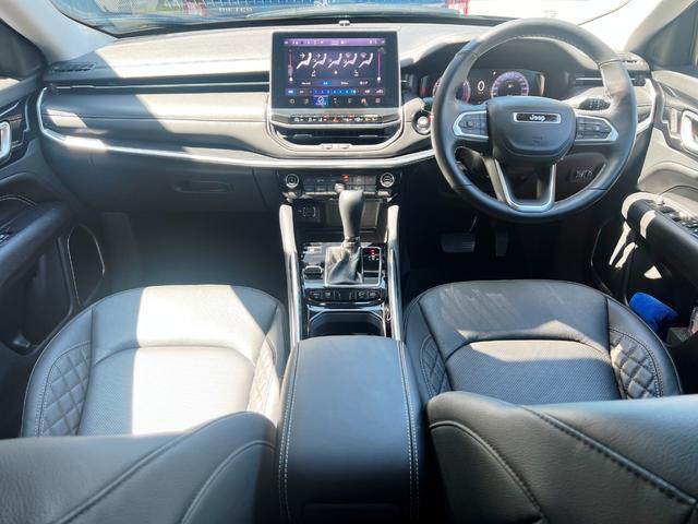 ジープ・コマンダー リミテッド　登録済未使用車　ＬＥＤ　レザー　衝突軽減Ｂ　純正ナビ　アラウンドビューモニター　アップルカープレイ　アンドロイドオート　ＡＣＣ　電動リアゲート　オートホールド　バックソナー　ＥＴＣ　純正１８インチＡＷ（15枚目）