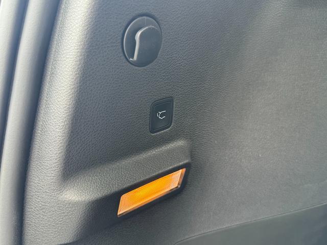 ジープ・コマンダー リミテッド　登録済未使用車　ＬＥＤ　レザー　衝突軽減Ｂ　純正ナビ　アラウンドビューモニター　アップルカープレイ　アンドロイドオート　ＡＣＣ　電動リアゲート　オートホールド　バックソナー　ＥＴＣ　純正１８インチＡＷ（27枚目）