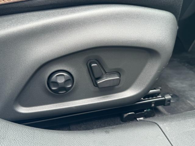 ジープ・コマンダー リミテッド　登録済未使用車　ＬＥＤ　レザー　衝突軽減Ｂ　純正ナビ　アラウンドビューモニター　アップルカープレイ　アンドロイドオート　ＡＣＣ　電動リアゲート　オートホールド　バックソナー　ＥＴＣ　純正１８インチＡＷ（65枚目）