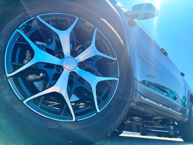 ジープ・コマンダー リミテッド　登録済未使用車　ＬＥＤ　レザー　衝突軽減Ｂ　純正ナビ　アラウンドビューモニター　アップルカープレイ　アンドロイドオート　ＡＣＣ　電動リアゲート　オートホールド　バックソナー　ＥＴＣ　純正１８インチＡＷ（68枚目）