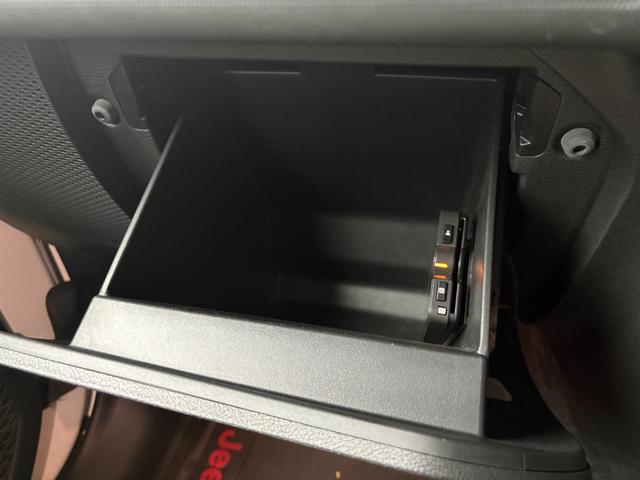 ジープ・ラングラーアンリミテッド スポーツアルティテュード　ＬＥＤ　特別仕様車　リフトアップ　衝突軽減Ｂ　バックカメラ　ＡＣＣ　ＥＴＣ　カープレイ　アンドロイドオート　障害物センサー　サイドカメラ　　　スマートキー　純正１７インチＡＷ　マッドテレーンタイヤ（19枚目）