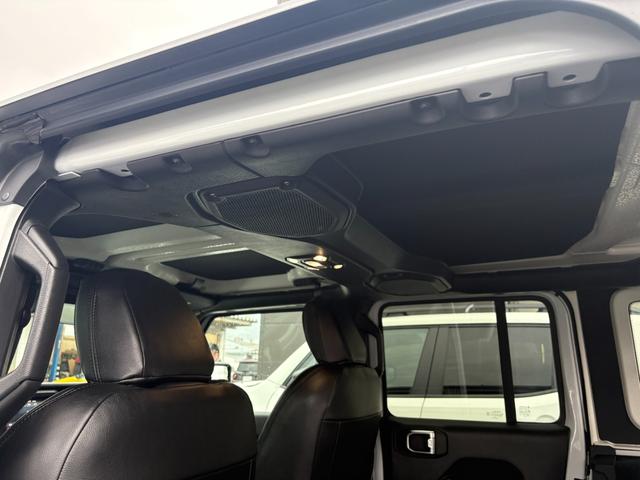 ジープ・ラングラーアンリミテッド スポーツアルティテュード　ＬＥＤ　特別仕様車　リフトアップ　衝突軽減Ｂ　バックカメラ　ＡＣＣ　ＥＴＣ　カープレイ　アンドロイドオート　障害物センサー　サイドカメラ　　　スマートキー　純正１７インチＡＷ　マッドテレーンタイヤ（28枚目）