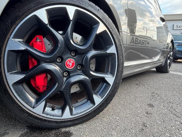 アバルト595 コンペティツィオーネ 右5速MT サベルトシート レコードモンツァ ブレンボキャリパー 純正フルセグナビゲーション キセノンライト バックソナー ブーストメーター LEDデイライト 純正17インチアルミホイール(49枚目)