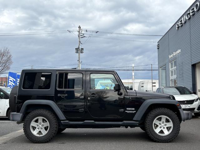 ジープ・ラングラーアンリミテッド スポーツ　バックカメラ　クルーズコントロール　サイドカメラ　サイドステップ　キーレス　純正１７インチアルミホイール（4枚目）