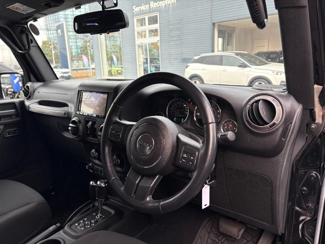 ジープ・ラングラーアンリミテッド スポーツ　バックカメラ　クルーズコントロール　サイドカメラ　サイドステップ　キーレス　純正１７インチアルミホイール（9枚目）