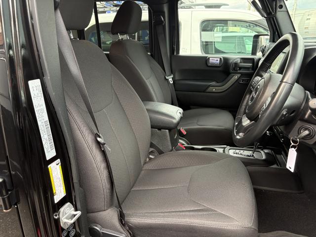 ジープ・ラングラーアンリミテッド スポーツ　バックカメラ　クルーズコントロール　サイドカメラ　サイドステップ　キーレス　純正１７インチアルミホイール（10枚目）