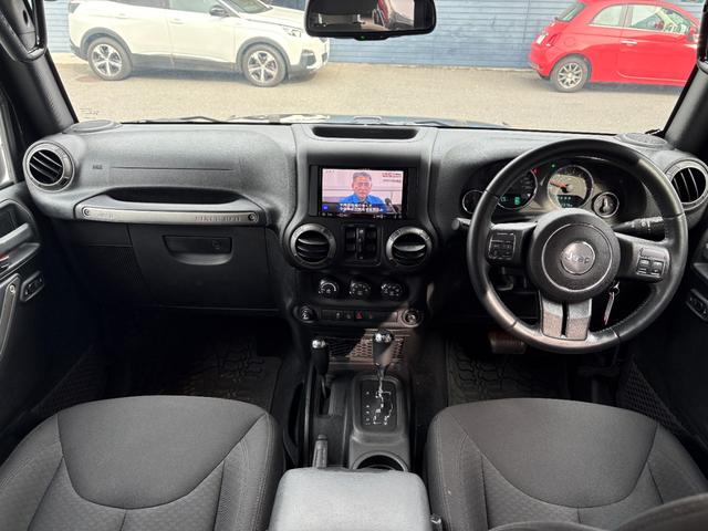 ジープ・ラングラーアンリミテッド スポーツ　バックカメラ　クルーズコントロール　サイドカメラ　サイドステップ　キーレス　純正１７インチアルミホイール（53枚目）