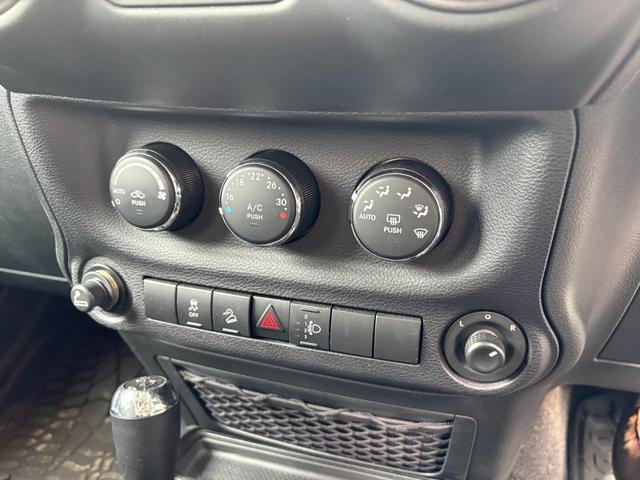 ジープ・ラングラーアンリミテッド スポーツ　バックカメラ　クルーズコントロール　サイドカメラ　サイドステップ　キーレス　純正１７インチアルミホイール（57枚目）