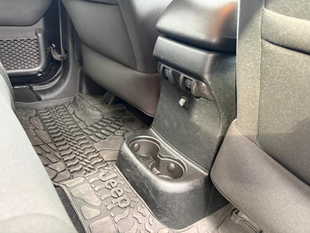 ジープ・ラングラーアンリミテッド スポーツ　バックカメラ　クルーズコントロール　サイドカメラ　サイドステップ　キーレス　純正１７インチアルミホイール（62枚目）