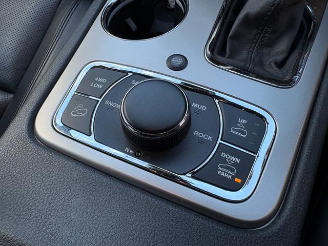 ジープ・グランドチェロキー リミテッド　ＬＥＤ　レザー　フルセグナビ　アダプティブクルーズコントロール　衝突軽減ブレーキ　電動シート　左右独立式エアコン　パドルシフト　バックカメラ　ＥＴＣ２．０　純正１８インチＡＷ（17枚目）