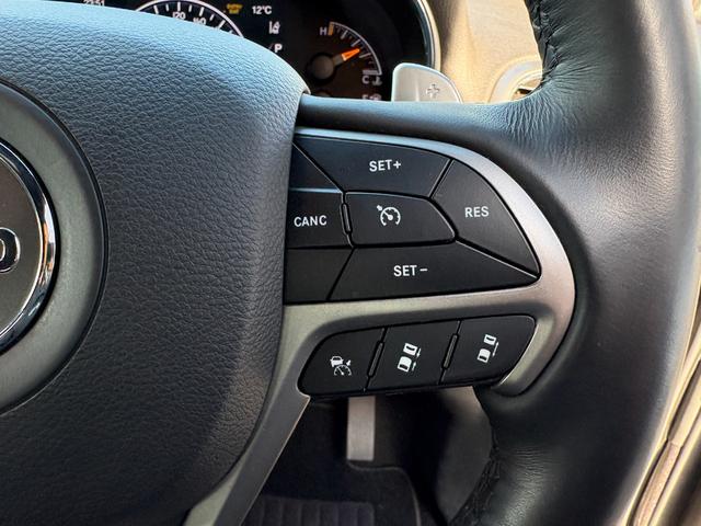 ジープ・グランドチェロキー リミテッド　ＬＥＤ　レザー　フルセグナビ　アダプティブクルーズコントロール　衝突軽減ブレーキ　電動シート　左右独立式エアコン　パドルシフト　バックカメラ　ＥＴＣ２．０　純正１８インチＡＷ（22枚目）