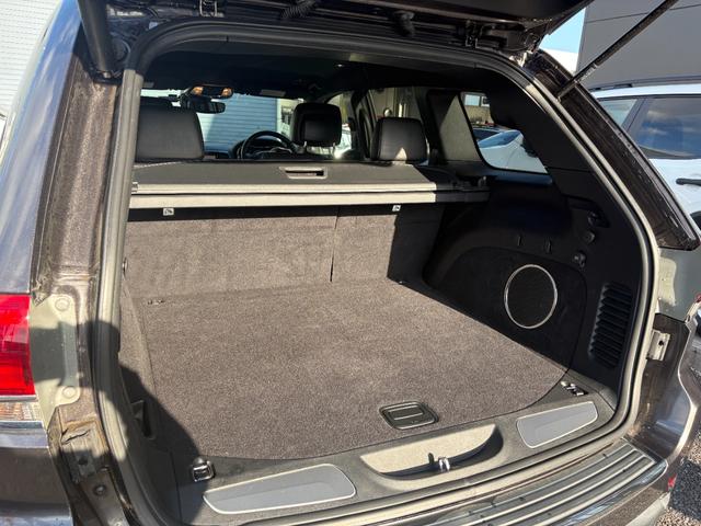 ジープ・グランドチェロキー リミテッド　ＬＥＤ　レザー　フルセグナビ　アダプティブクルーズコントロール　衝突軽減ブレーキ　電動シート　左右独立式エアコン　パドルシフト　バックカメラ　ＥＴＣ２．０　純正１８インチＡＷ（27枚目）