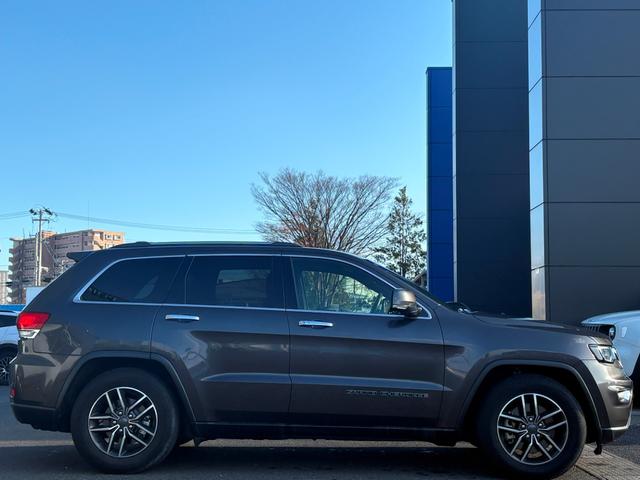 ジープ・グランドチェロキー リミテッド　ＬＥＤ　レザー　フルセグナビ　アダプティブクルーズコントロール　衝突軽減ブレーキ　電動シート　左右独立式エアコン　パドルシフト　バックカメラ　ＥＴＣ２．０　純正１８インチＡＷ（44枚目）