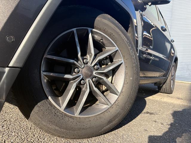 ジープ・グランドチェロキー リミテッド　ＬＥＤ　レザー　フルセグナビ　アダプティブクルーズコントロール　衝突軽減ブレーキ　電動シート　左右独立式エアコン　パドルシフト　バックカメラ　ＥＴＣ２．０　純正１８インチＡＷ（68枚目）