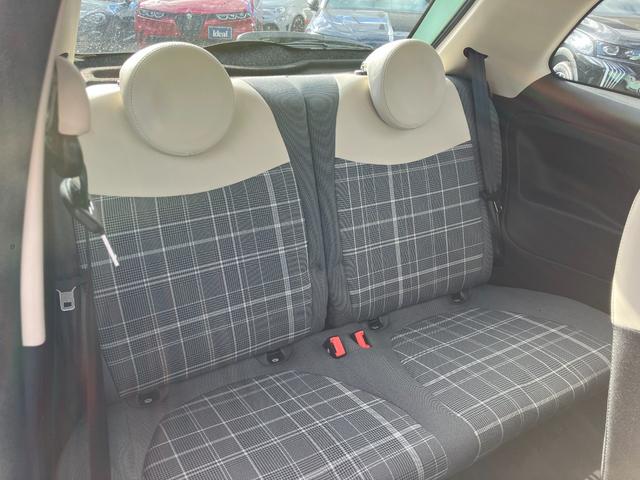 意外に広く、大人でも楽に座れるリアシート。ＩＳＯ　ＦＩＸチャイルドシートアンカーもついております。