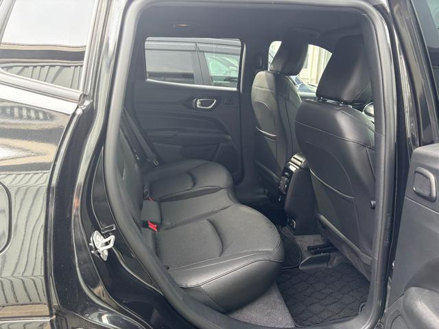 ジープ・コンパス Ｓモデル　特別限定仕様車　フルセグナビ　レザー　ＡＣＣ　ＬＥＤライト　カープレイ　電動リアゲート　衝突軽減Ｂ　レーンセンサー　ブラインドスポットモニター　Ｂカメラ　ＥＴＣ２．０　純正１９インチＡＷ（11枚目）