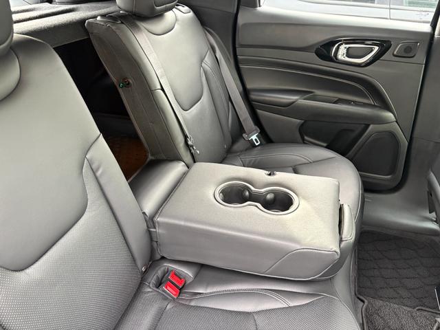 ジープ・コンパス Ｓモデル　特別限定仕様車　フルセグナビ　レザー　ＡＣＣ　ＬＥＤライト　カープレイ　電動リアゲート　衝突軽減Ｂ　レーンセンサー　ブラインドスポットモニター　Ｂカメラ　ＥＴＣ２．０　純正１９インチＡＷ（25枚目）