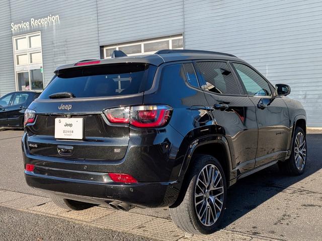 ジープ・コンパス Ｓモデル　特別限定仕様車　フルセグナビ　レザー　ＡＣＣ　ＬＥＤライト　カープレイ　電動リアゲート　衝突軽減Ｂ　レーンセンサー　ブラインドスポットモニター　Ｂカメラ　ＥＴＣ２．０　純正１９インチＡＷ（46枚目）