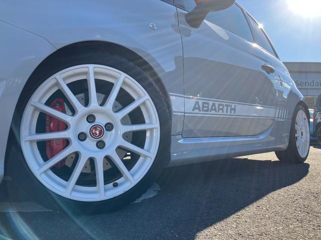 アバルト５９５ エッセエッセ　全国６０台限定車　右５速ＡＴ　アクラポビッチマフラー　ホワイト仕上げ専用１７インチアルミホイール　ホワイトサイドストライプ　専用サベルトシート　アップルカープレイ　アンドロイドオート　前後ドラレコ（9枚目）