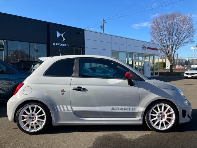 アバルト５９５ エッセエッセ　全国６０台限定車　右５速ＡＴ　アクラポビッチマフラー　ホワイト仕上げ専用１７インチアルミホイール　ホワイトサイドストライプ　専用サベルトシート　アップルカープレイ　アンドロイドオート　前後ドラレコ（44枚目）