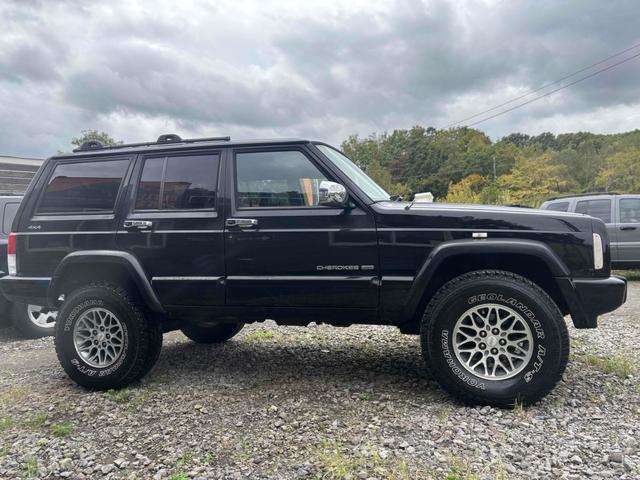 ジープ・チェロキー リミテッド　Ｘｊ最終型　４ＷＤ　ドライブレコーダー　オートクルーズコントロール　パワーシート　ＴＶ　アルミホイール　革シート　ＡＴ　ＡＢＳ　エアコン　キーレス（5枚目）
