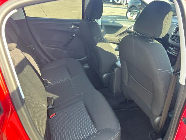 各担当者が保険募集人の資格を取得しております。お車のみならず、任意保険のご相談もお気軽にお申し付けください！