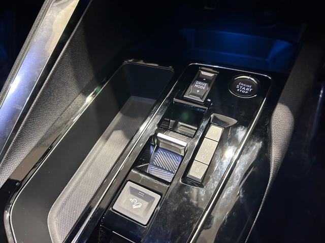 ３００８ ＧＴハイブリッド４　１オーナー　ガラスサンルーフ　電動半革シート　ＬＥＤライト　純正１８ＡＷ　ＬＥＤ　アクティブクルコン　レーンアシスト　ブラインドスポット　ＡＴハイビーム　カープレイ　シートヒーター　電動リアゲート（16枚目）