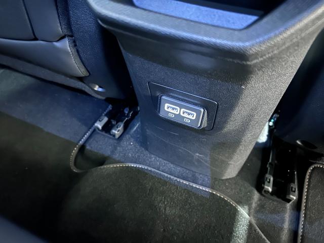 ３００８ ＧＴハイブリッド４　１オーナー　ガラスサンルーフ　電動半革シート　ＬＥＤライト　純正１８ＡＷ　ＬＥＤ　アクティブクルコン　レーンアシスト　ブラインドスポット　ＡＴハイビーム　カープレイ　シートヒーター　電動リアゲート（29枚目）