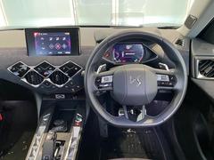 運転席まわりです。洗練されたデザインが特徴のインテリアに仕上がっています。 5