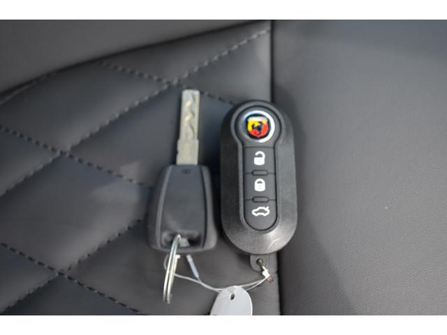 アバルト６９５ ツーリズモ　Ｂｌｕｅｔｏｏｔｈ・純正１７インチアルミホイール・パドルシフト・レザーシート（29枚目）