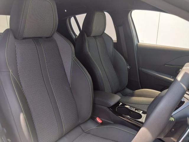 208 GT フルLEDヘッドライト 10インチタッチスクリーン アップルカープレイ アンドロイドオート バックカメラ クリアランスソナー 衝突軽減 ACC スマートキー ワイヤレスチャージ 純正17インチAW(10枚目)