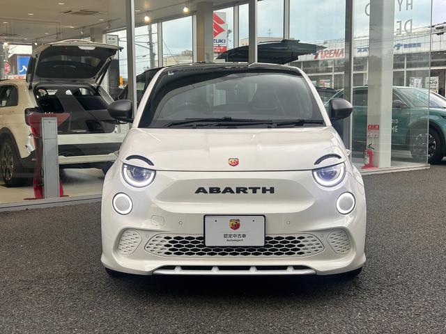 アバルト５００ｅ ツーリズモ　ハッチバック　エンジンサウンドジェネレーター　純正ナビゲーション　カープレイ　被害軽減ブレーキ　シートヒーター　ワイヤレススマートフォンチャージ　ＥＴＣ２．０　ＬＥＤライト　バックカメラ　純正１８インチＡＷ（5枚目）